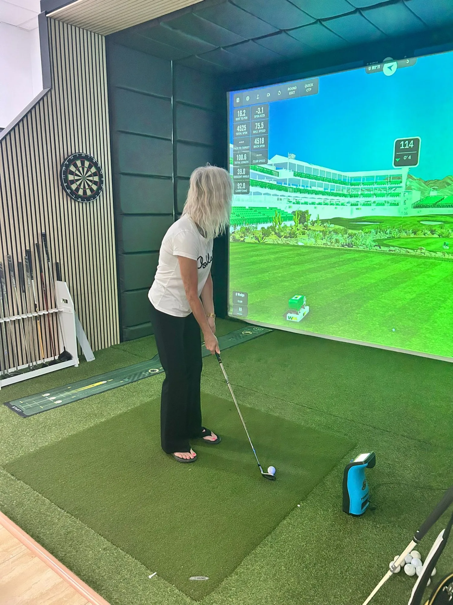 Friends playing indoor golf simulator in Fuerteventura with bar service